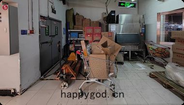 後(hòu)勤(qín)通道堵塞，安全(quán)隱患(huàn)突出